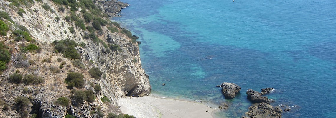 À descoberta de praias selvagens: Cova da Mijona